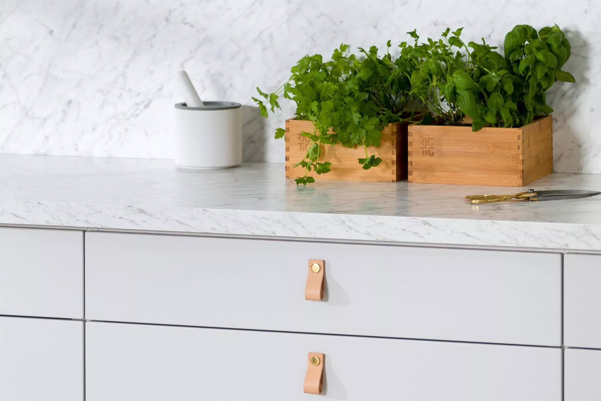 Köksstommar och luckor med handtag.