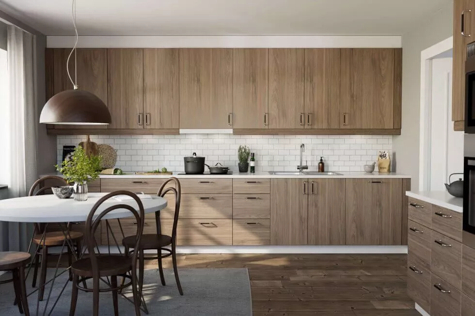 köksluckor och lådor i valnöt.