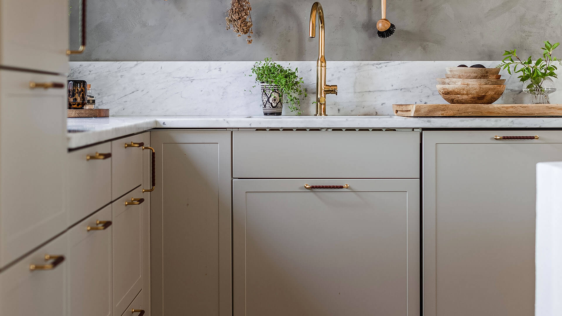 Kök i greiga köksluckor.