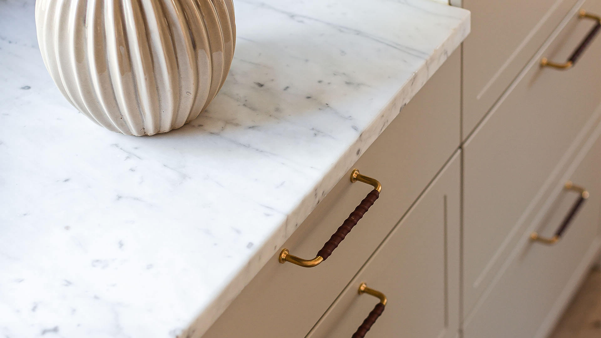 Handtag på kökslucka.