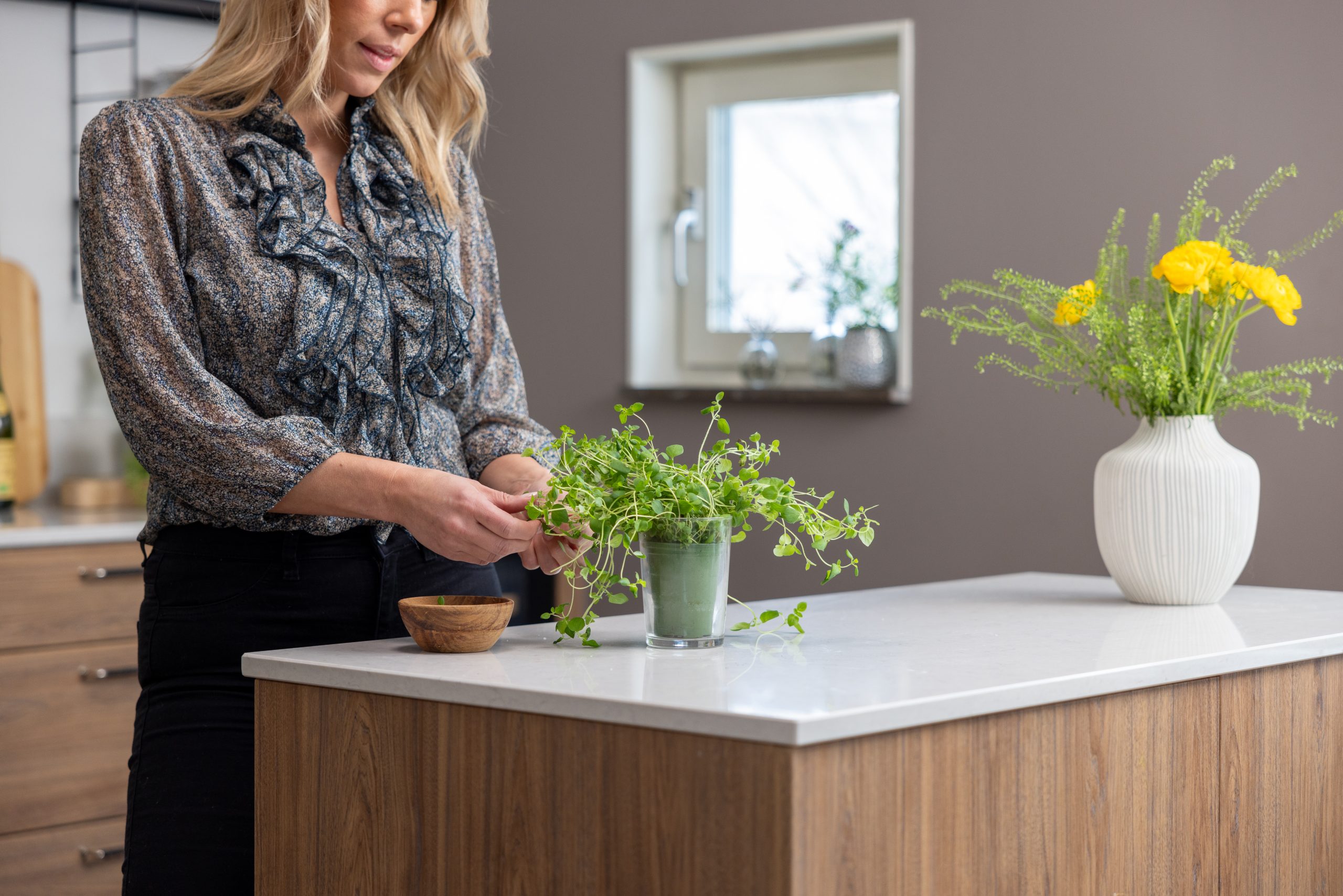 Köksö i hasselbrun och bänkskiva i silestone.