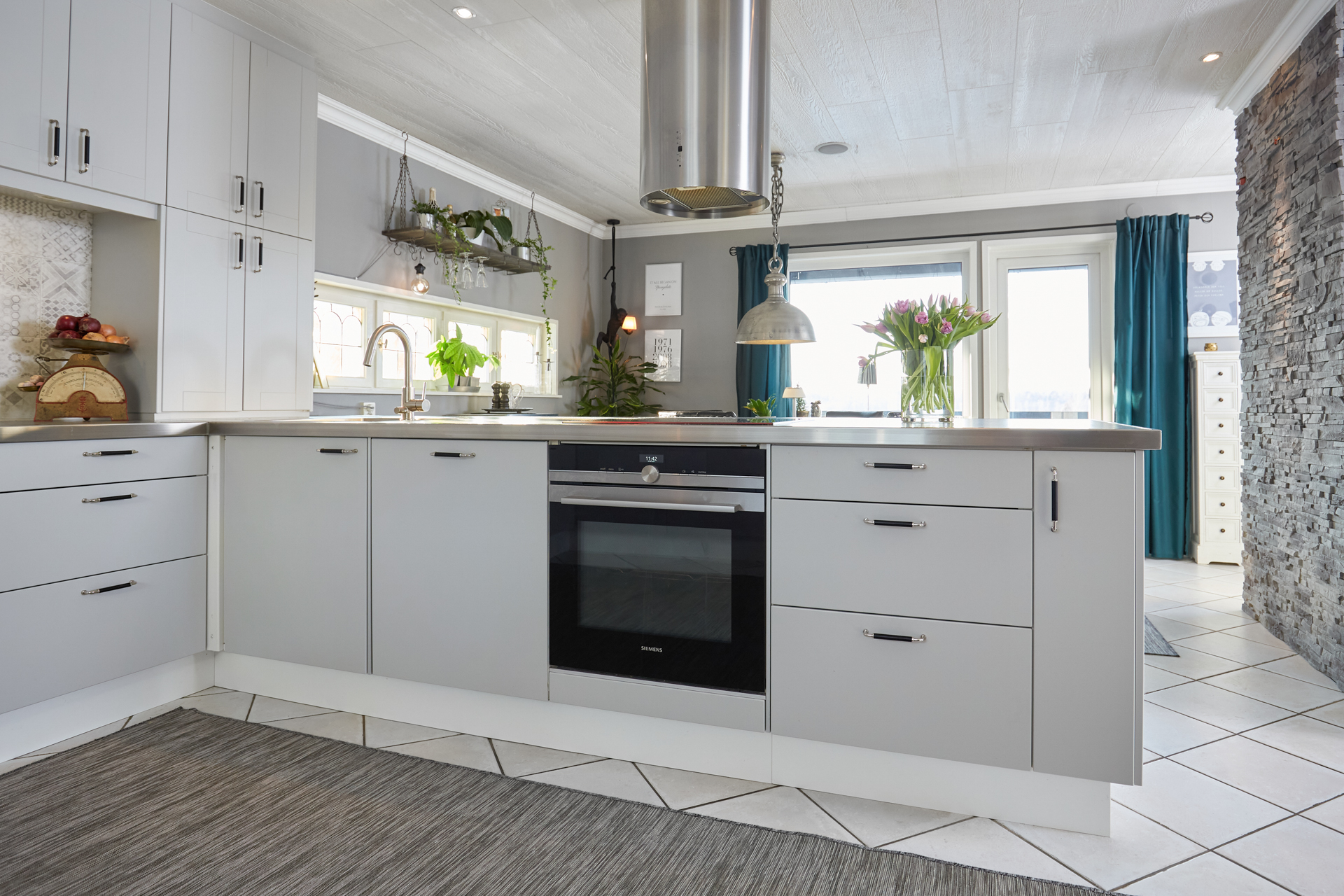 Köksö i hasselbrun och bänkskiva i silestone.